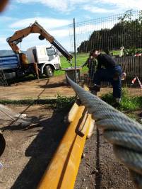 Montaje de cable de acero en máquina de sondeos a percusión.